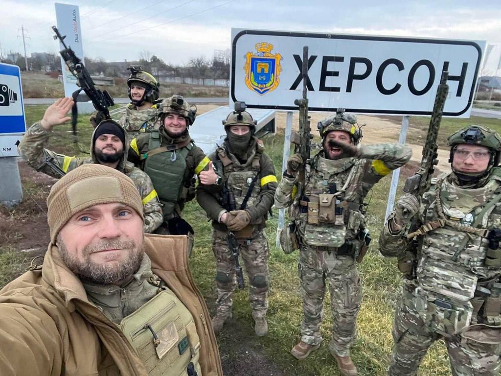 Ejercito ucraniano entró en la ciudad de Kherson tras retirada de  tropas rusas