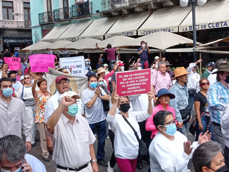Por: Daniel Jiménez Al menos 5 mil personas marcharon en Puebla contra la reforma electoral de AMLO