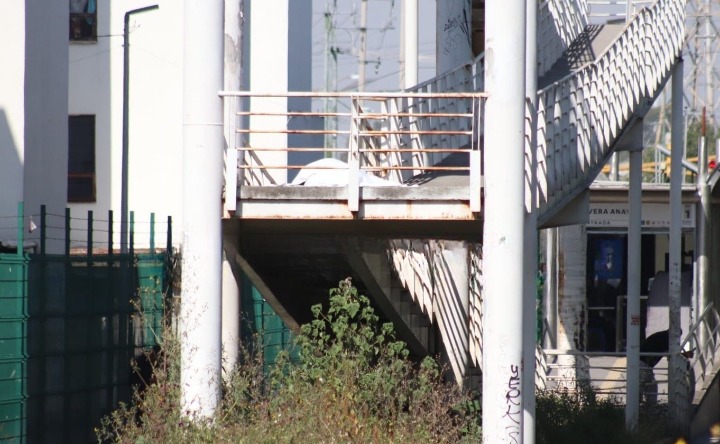 Hombre es encontrado muerto en paradero de la Rivera Anaya; el cuerpo presentaba heridas en el rostro