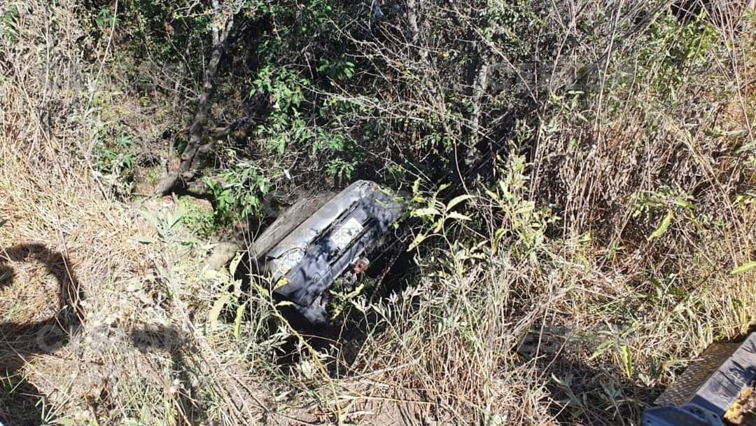 Familia salva la vida tras caer 6 metros al fondo de Barranca en Texoloc