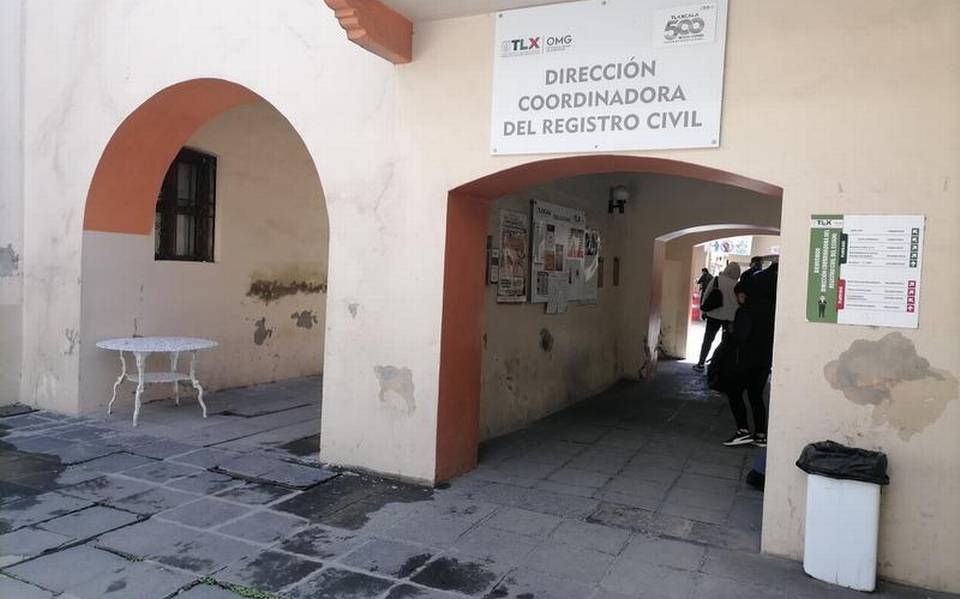 Lenta burocracia en el registro civil de Tlaxcala provoca largas filas