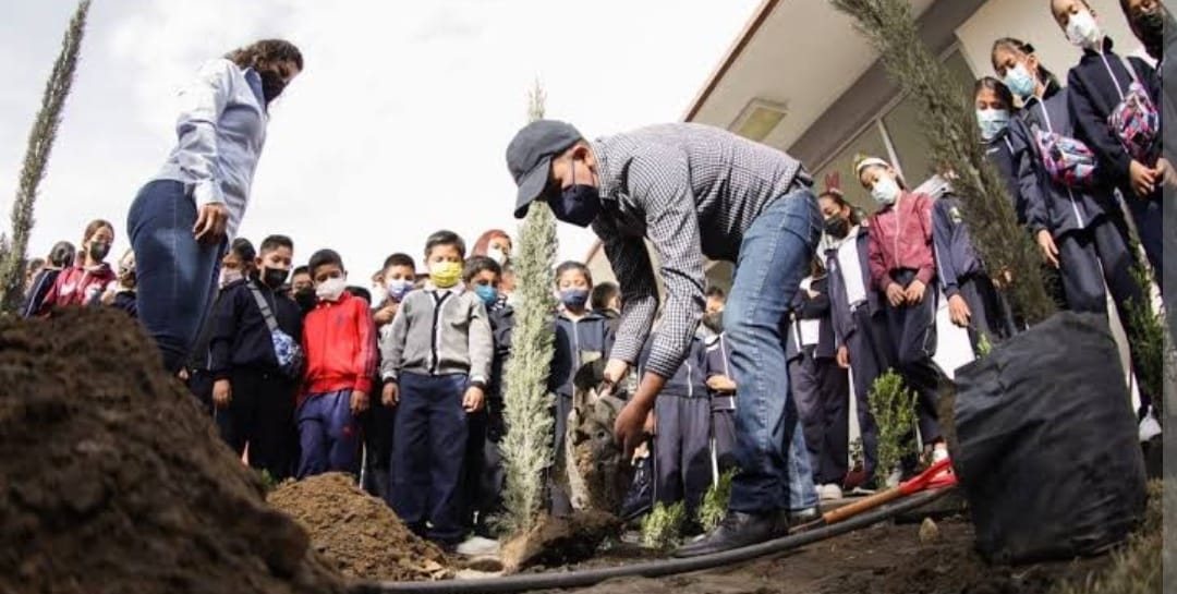 Reforestación en Preescolar del CEDAT de San Andrés Cholula