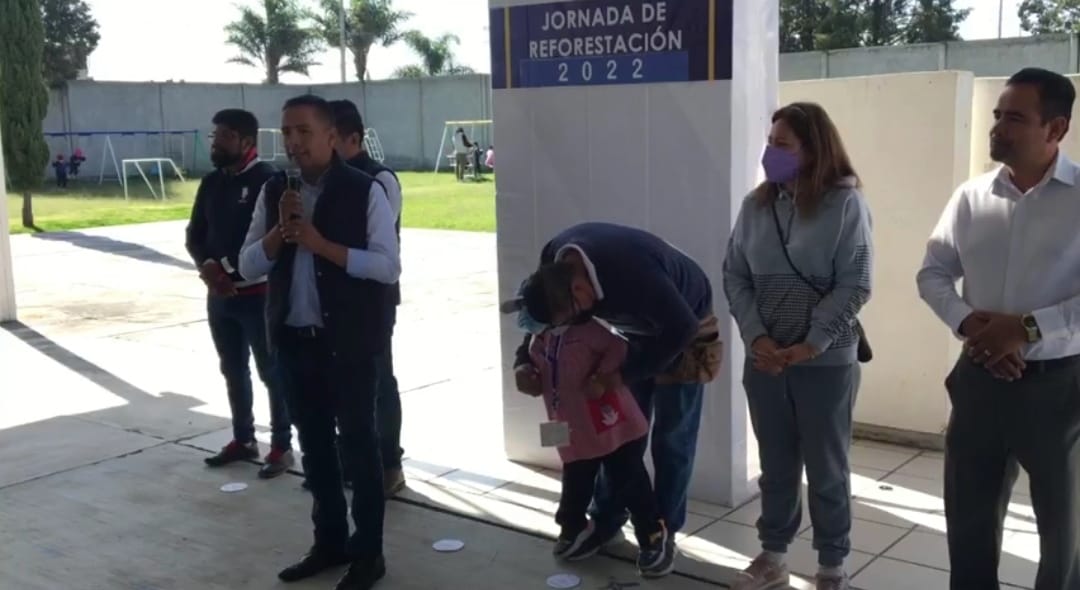 Reforestación en Preescolar del CEDAT de San Andrés Cholula