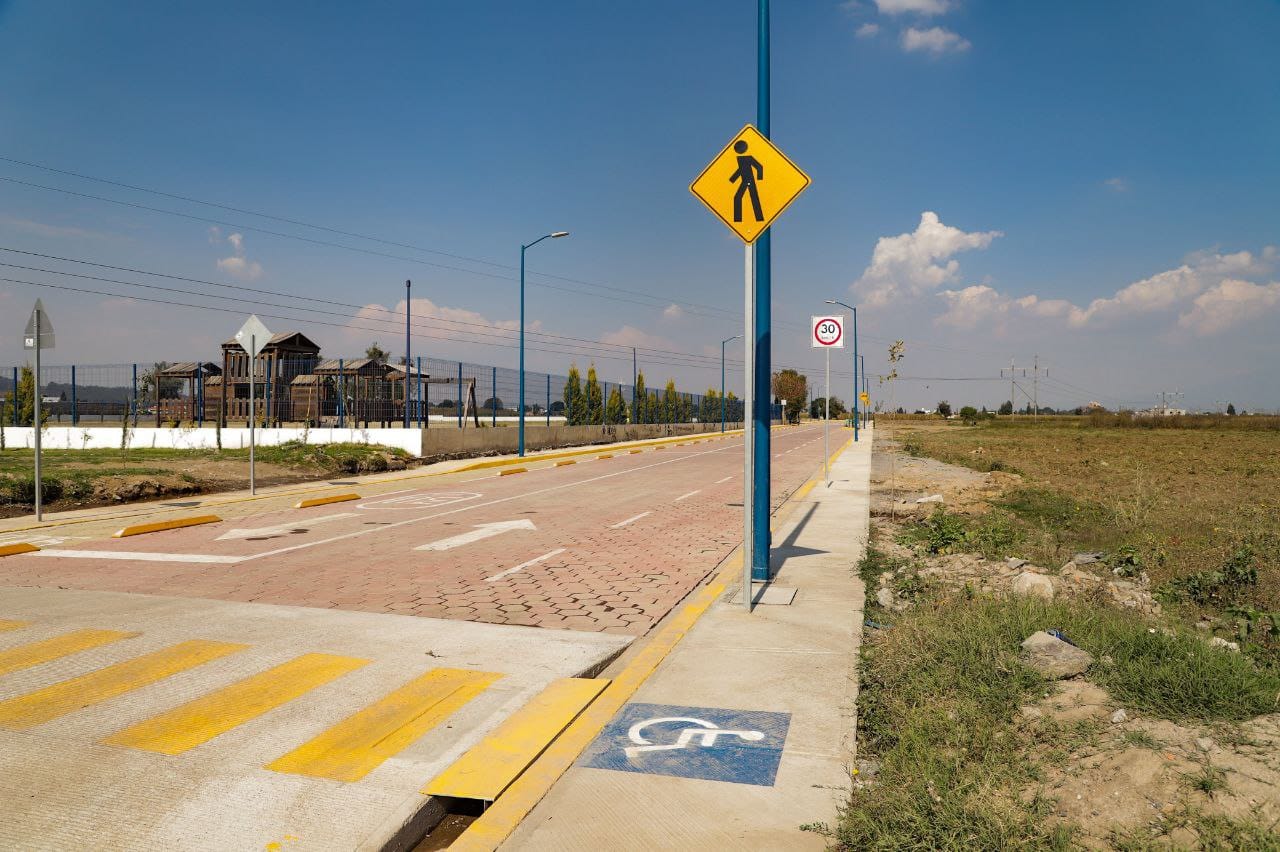 Por: Cortesía Lula Pineda Entrega Edmundo Tlatehui la avenida 16 de septiembre en San Luis Tehuiloyocan