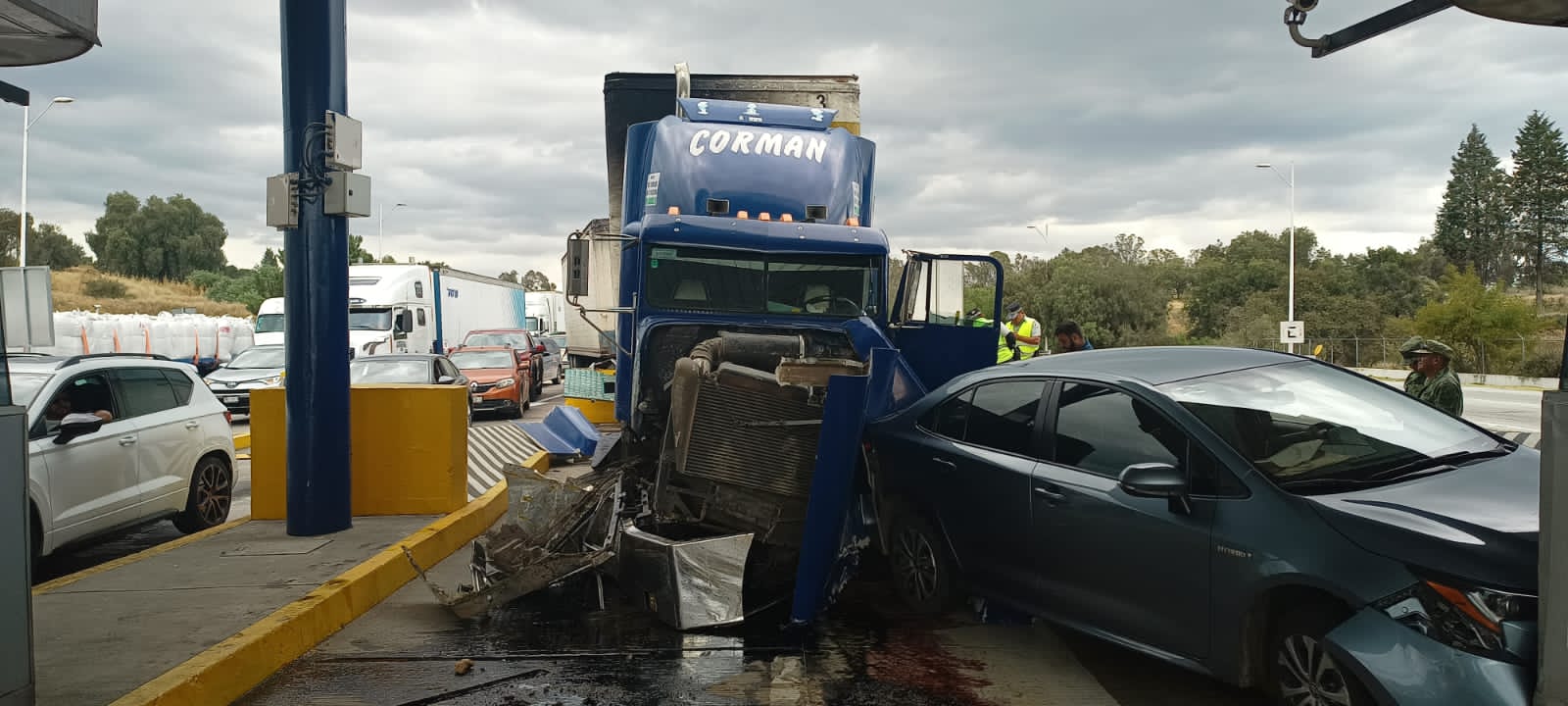 Por: Cortesía ¡Otra vez! Tráiler embiste a dos vehículos en la caseta Texmelucan de Arco Norte