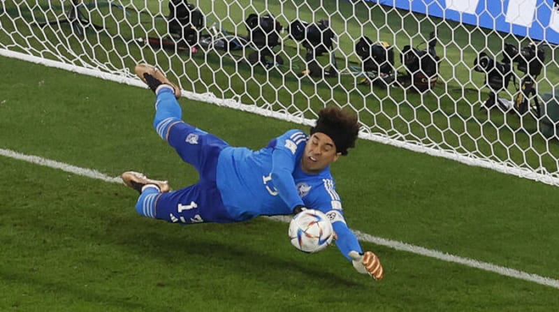 Por: Cortesía Al atajar el penal a Lewandowski, Memo Ochoa entró a los libros de historia de México en los mundiales