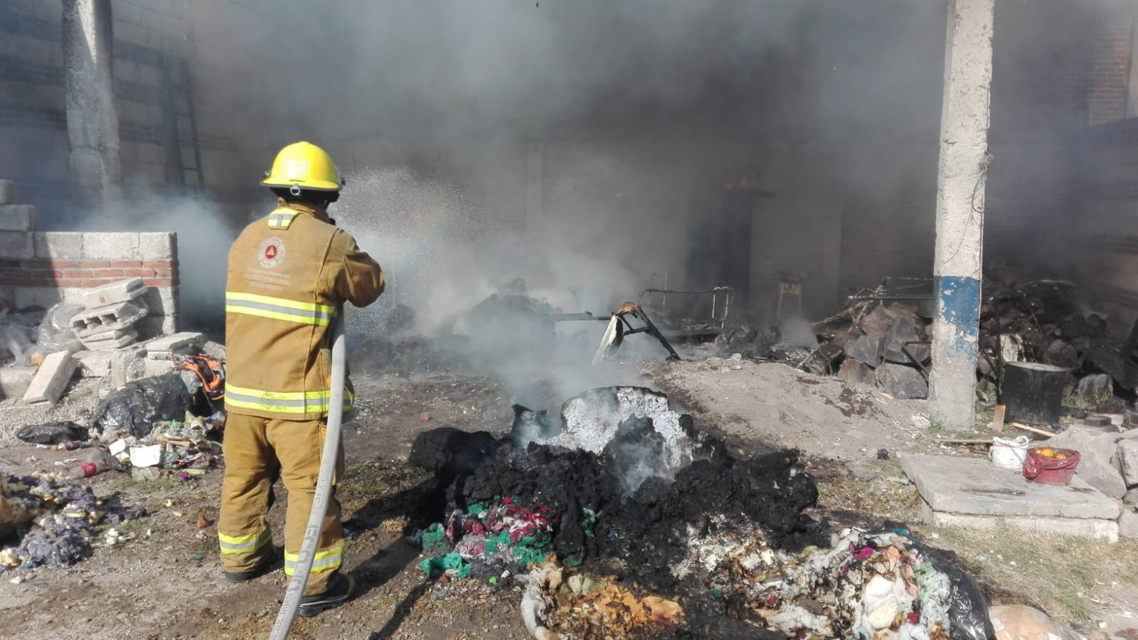 Bomberos de Cholula sofocan incendio en barrio de San Pedro Mexicaltzingo