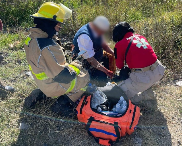 Hay 20 lesionados tras volcadura de camión que se dirigía a concierto de Harry Styles desde Puebla