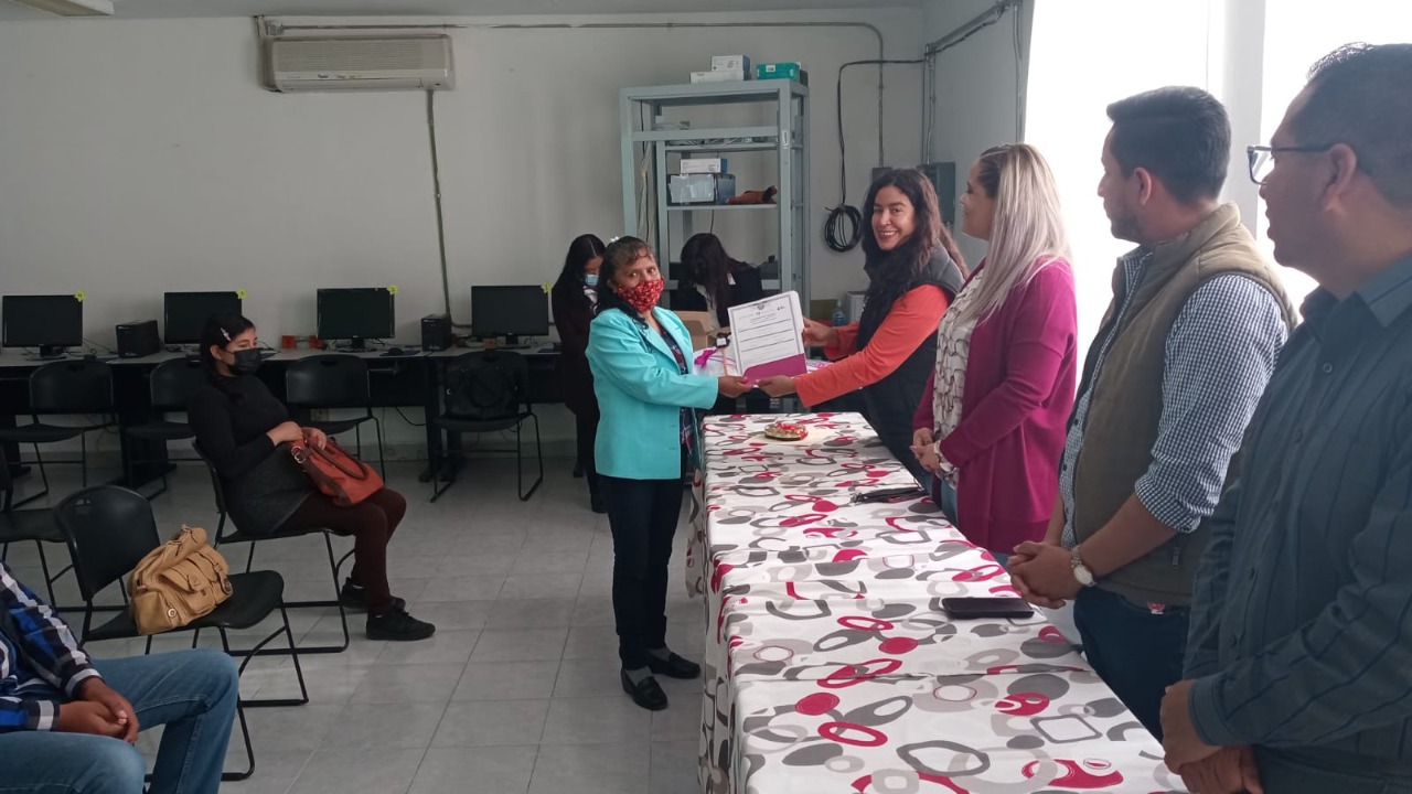 Entrega ITEA certificados de primaria y secundaria en plaza comunitaria de Tetla