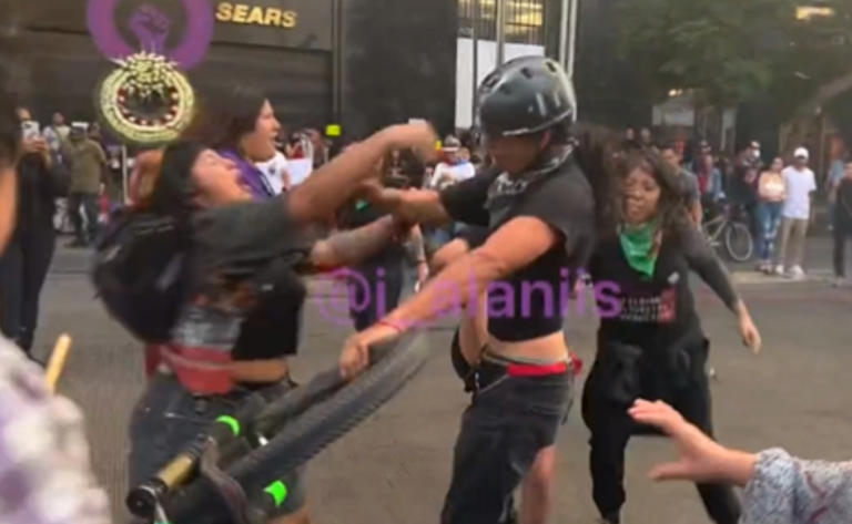 Por: Cortesía Mujeres golpean a ciclista por atropellar a una menor durante la marcha (Vídeo)