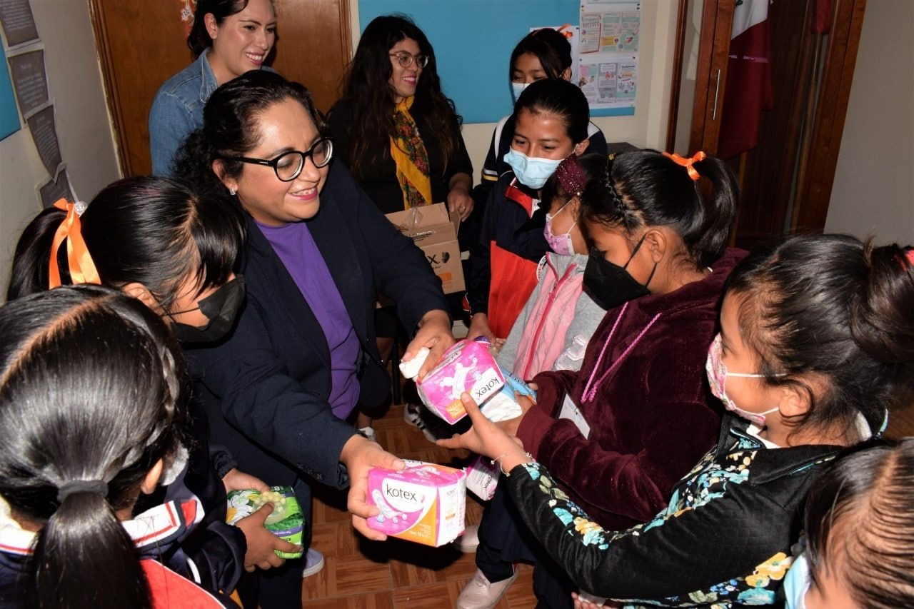 Por: Cortesía Lula Pineda Inicia entrega en juntas auxiliares de SPCH de toallas femeninas como parte del programa   “Por una Menstruación Justa”