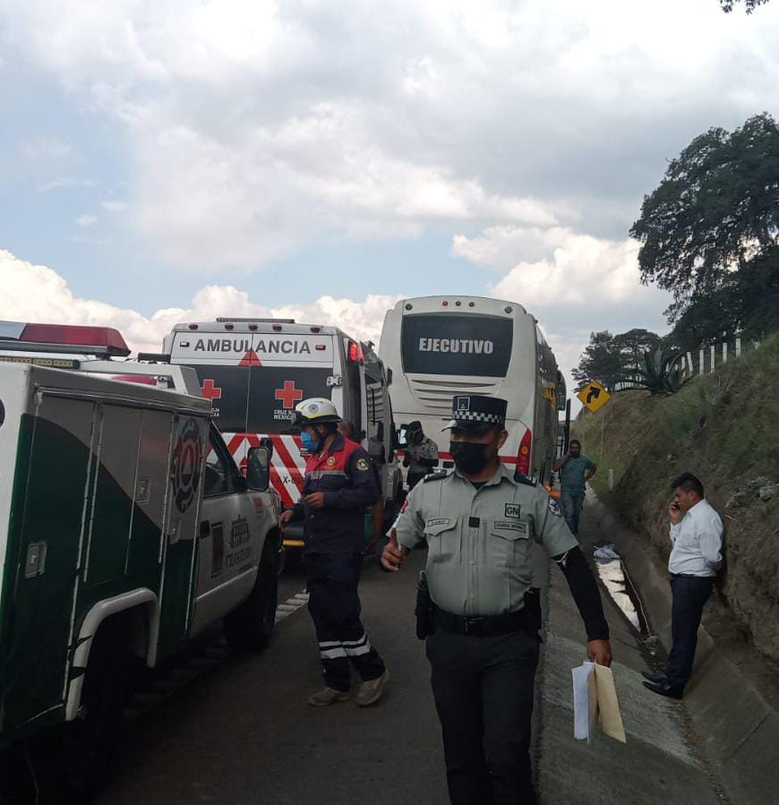 Por: Cortesía Dos lesionados deja choque múltiple en Calpulalpan; un autobús de ATAH se vio involucrado   Los hechos se registraron sobre la carretera federal México-Veracruz, a la altura de Santiago Cuaula    Esta tarde se registró un aparatoso percance vial, dónde tres unidades se vieron involucradas, resultando dos personas lesionadas.   De acuerdo a los primeros reportes, los hechos se registraron sobre la carretera federal México-Veracruz, a la altura de Santiago Cuaula, cerca de la zona arqueológica de Tecoaque, en territorio de Calpulalpan.   En el lugar, un autobús de pasajeros de la empresa ATAH, con número económico 3103, un automóvil marca Chevrolet, tipo Sonic, color rojo, modelo 2012 con placas del Estado de México y un Spark gris, con placas del mismo estado se vieron involucrados.   De estos hechos, resultaron dos lesionados, siendo una mujer identificada como Beatriz N., de 59 años de edad y a Margarito N., de 60 años, los cuales fueron atendidos por paramédicos de Cruz Roja y personal de Protección Civil Municipal de Calpulalpan, respectivamente, los cuales no requirieron traslado a un hospital.   Finalmente, personal de Policía Estatal de Caminos y Guardia Nacional (GN), abanderaron la zona y tomaron conocimiento de los hechos.