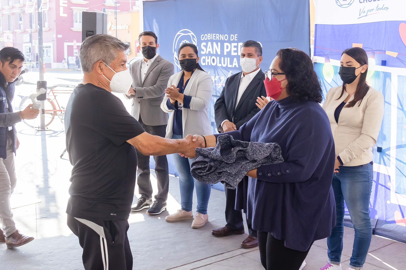 Por: Cortesía Lula Pineda Arrancan Paola Angon y María de la Barreda entregas del programa “Abraza un Abue”