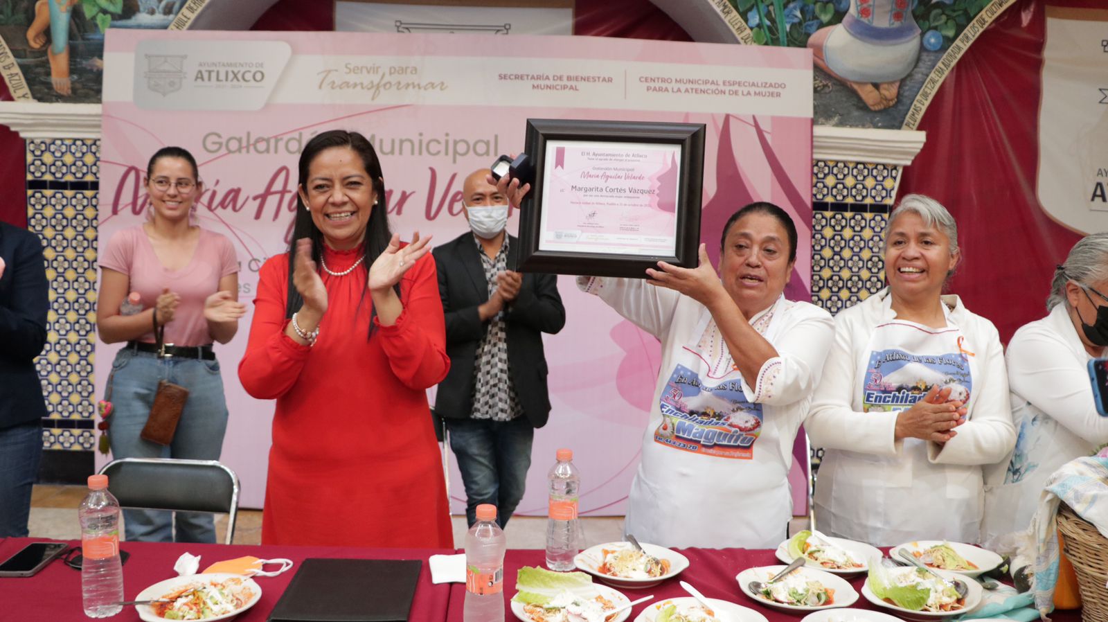 Por: Cortesía Entrega ayuntamiento de Atlixco la presea “María Aguilar Velarde” a fundadora de enchiladas maguito