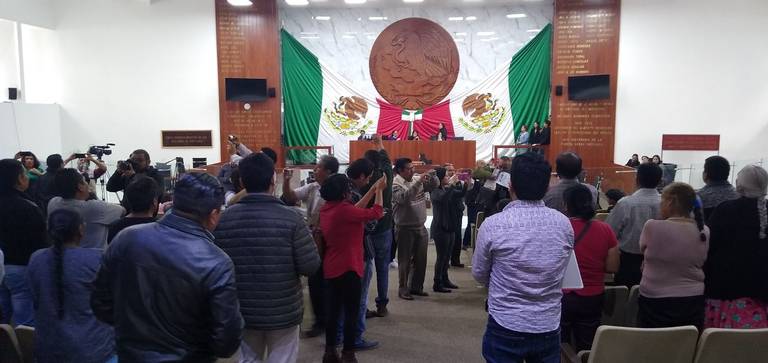 Activistas irrumpen sesión; exigen comparecencia de titular de la PGJE