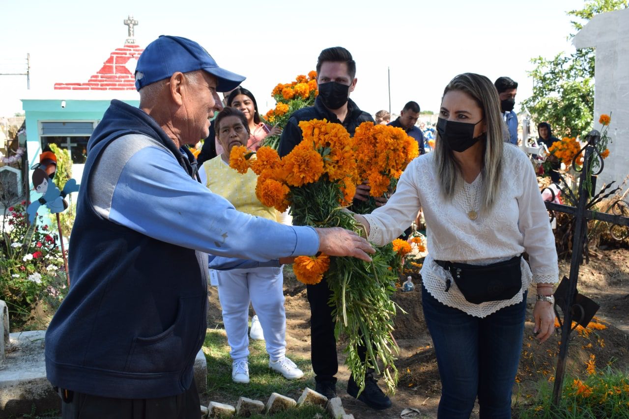 Paola Angon visita los panteones municipales este día de muertos 