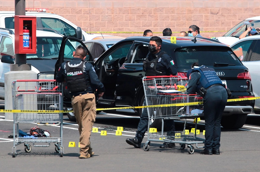 Por: Cortesía Puebla, Pue.- El presidente municipal de Puebla, Eduardo Rivera señaló que el asesinato de los hermanos Fernando y Alejandro Urbano Castillo Pacheco fue una “ejecución” y no de un intento de robo. En entrevista señaló que la muerte del abogado conocido como el “El Niño de Oro” fue a causa de la delincuencia organizada, por lo que dijo el municipio ya trabaja con la fiscalía para dar con los responsables. “Desafortunadamente fueron ejecutadas, no hubo ningún asalto, sino que el incidente que se presentó era por delincuentes que fueron desafortunadamente ejecutados. La policía municipal fue la primer respondiente, actuó de manera inmediata, y hay información valiosa que se ha puesto en manos y a disposición de la FGE. Confiamos en el trabajo del fiscal para que se llegue hasta las últimas consecuencias”, expuso. Cabe señalar que Irene Pachecho y Plasencia, madre de los hermanos Urbano Castillo Pacheco, a través de una carta, denunció que sus hijos fueron víctimas de la delincuencia y la inseguridad en Puebla capital, a lo cual edil de la capital desmintió. Al final Eduardo Rivera dijo que “no está cruzado de brazos” en temas de seguridad pública, de ahí que este viernes 4 de noviembre encabezará una carrera con una generación más de cadetes que darán mayor presencia y proximidad de parte de la policía municipal.