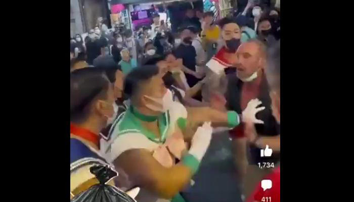 Por: Cortesía Fisicoculturistas disfrazados de ‘Sailor Moon’ dan una lección a borracho acosador