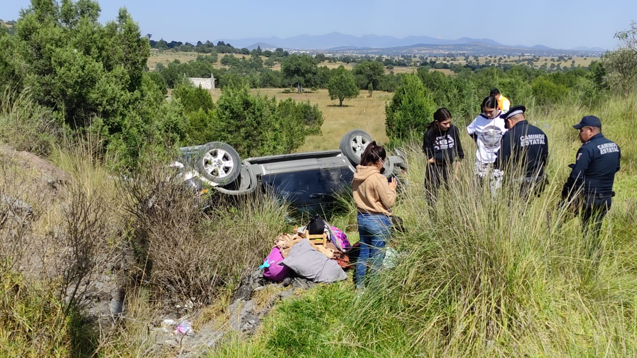 Explosión de llanta provoca volcadura de camioneta familiar sobre la México-Veracruz