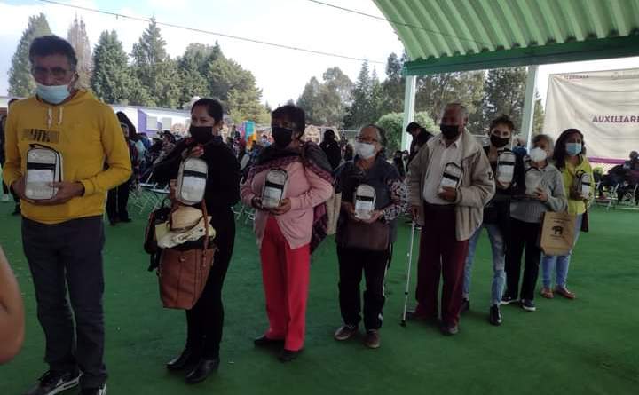 Ayuntamiento de Tetla entrega aparatos auditivos a  ciudadanía local  