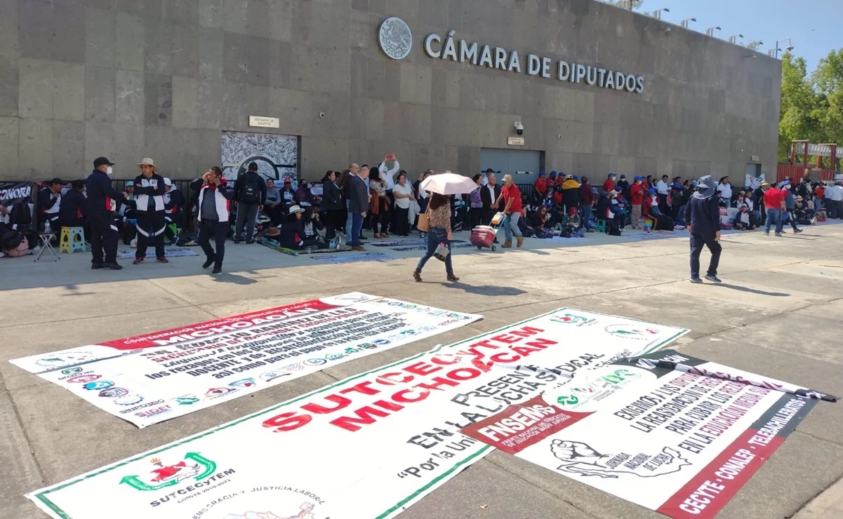 Por: Cortesía Sindicatos de trabajadores por la educación bloquean San Lázaro ante discusión de presupuesto 2023