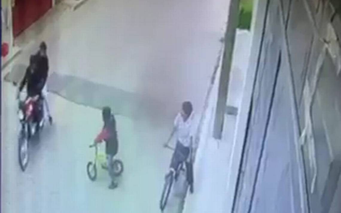 Por: Cortesía Cámaras de vigilancia captaron el momento en el que dos hombres intentan secuestrar a dos niños en Acajete (VIDEO)