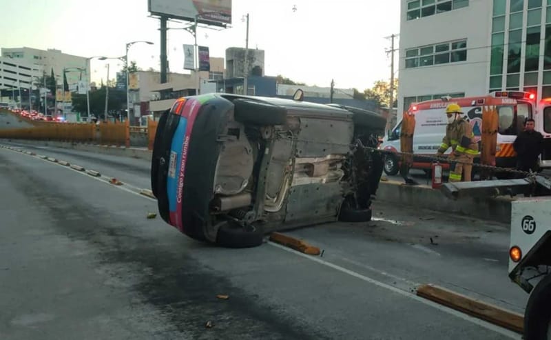 Por: Cortesía Patrulla recién adquirida termina volcada en distribuidor Juárez Serdán (Vídeo)