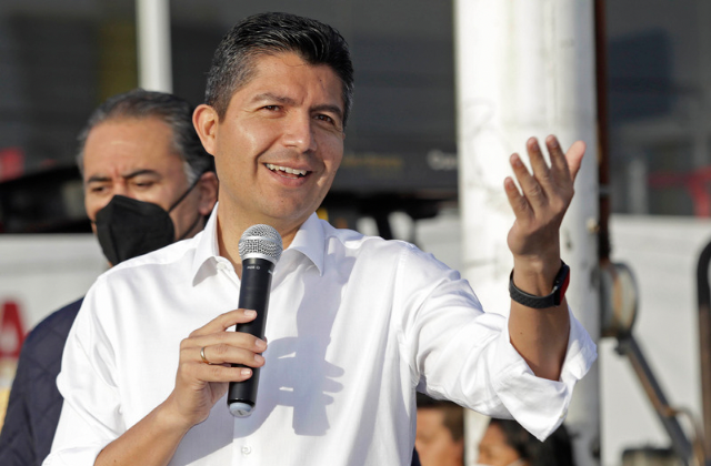 Eduardo Rivera aplaude marcha para defender el INE