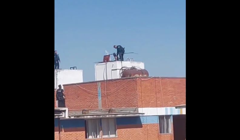 Policía detiene a presunto narcomenudista escondido en un deposito de agua en San Bartolo