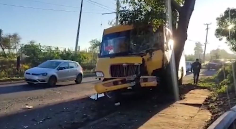 Autobús de la ruta Puebla Huejotzingo se estrelló contra un árbol en la Romero vargas