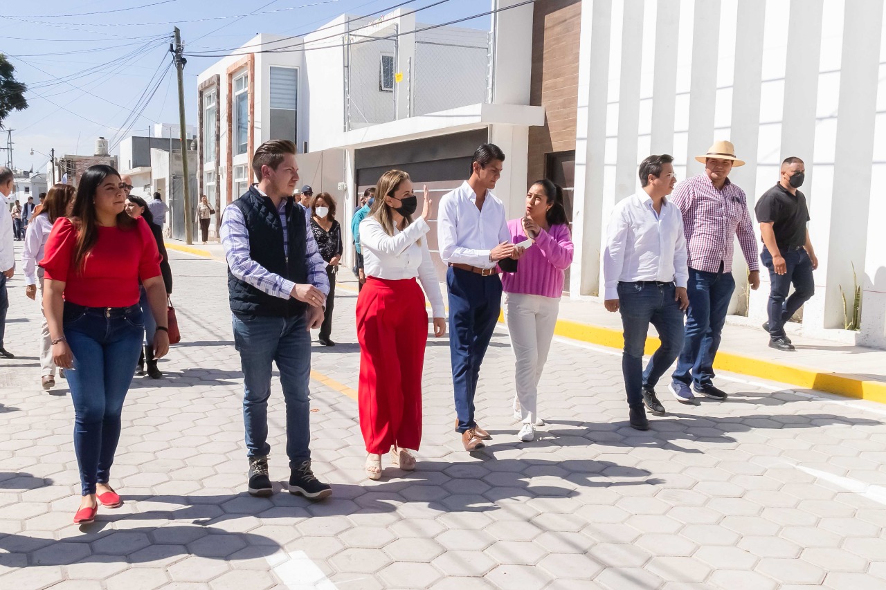Por: Cortesía Lula Pineda Tras 60 años de espera Paola Angon entrega adoquinamiento en Manantiales