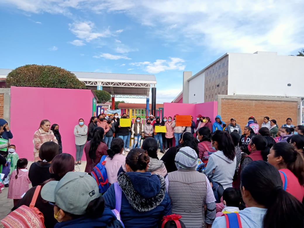 Exigen padres de familia cambio de educadora en preescolar de Benito Juárez, Huamantla