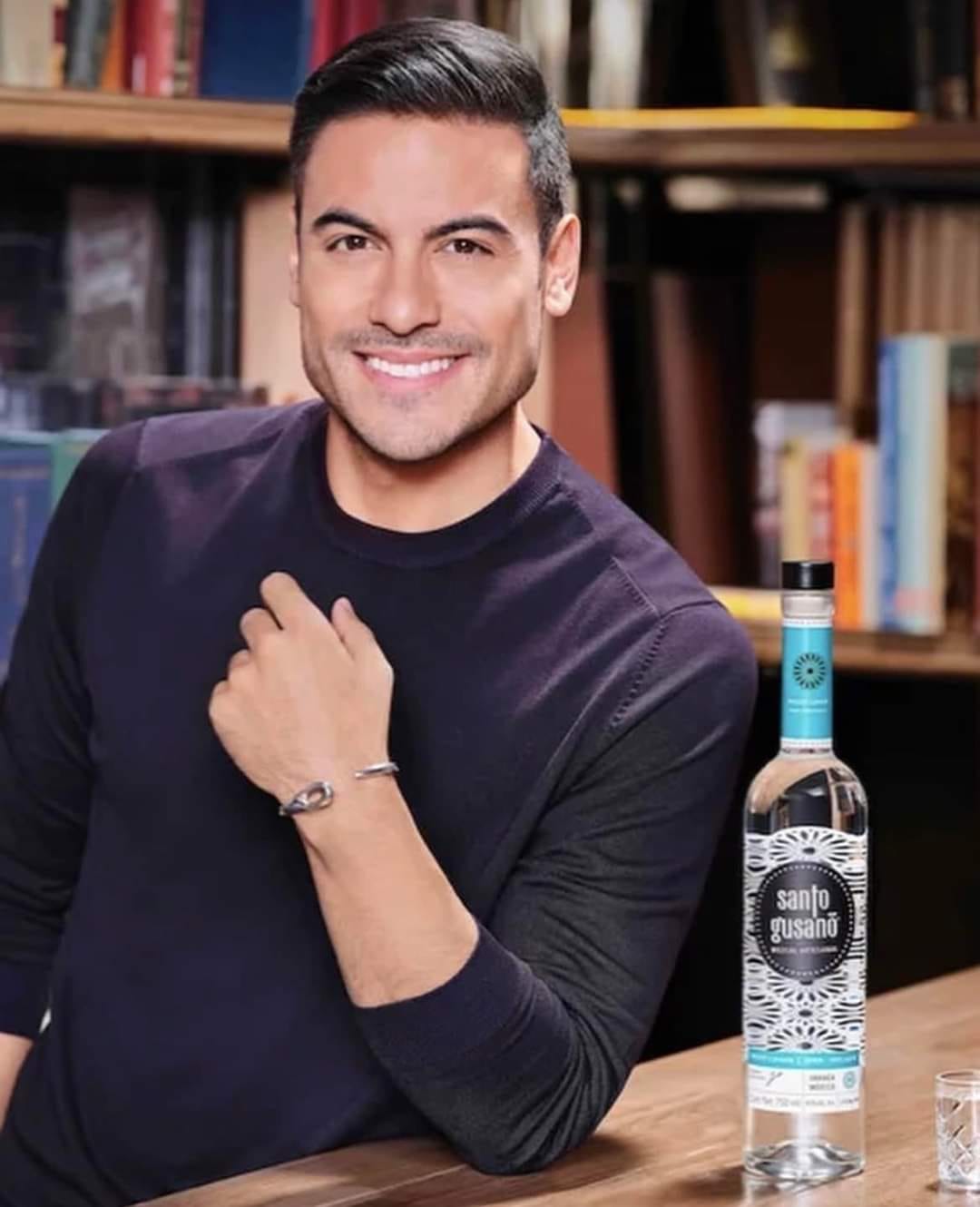 Por: Cortesía Presenta Carlos Rivera en redes su nuevo mezcal Santo Gusano