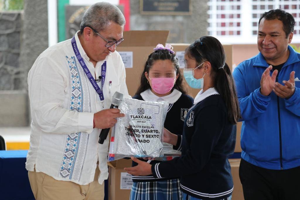 Inicia entrega de útiles escolares a estudiantes de educación básica