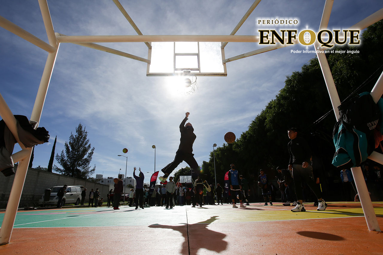 Por: Periódico Enfoque Entrega Ayuntamiento rehabilitación de la cancha de Mateo de Regil