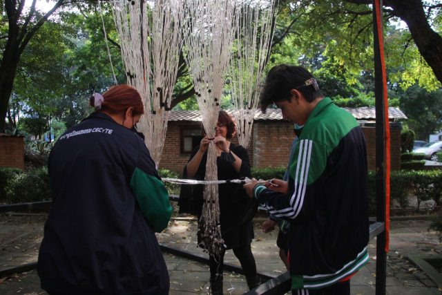 ALUMNOS DEL CECYTE CONSTRUYEN INSTALACIÓN MONUMENTAL PARA EL CERVANTINO