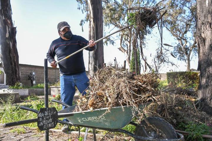 En el panteón municipal de Apetatitlán se llevan a cabo acciones de limpieza