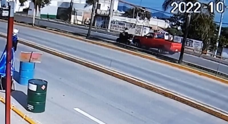 Por: Cortesía Ladrón atropella a agente de tránsito para intentar huir con vehículo robado (Vídeo)