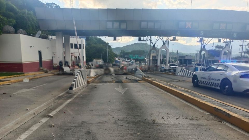 Por: Cortesía Tráiler choca contra caseta en autopista del Sol; hay 1 muerto y 4 heridos (Vídeo)