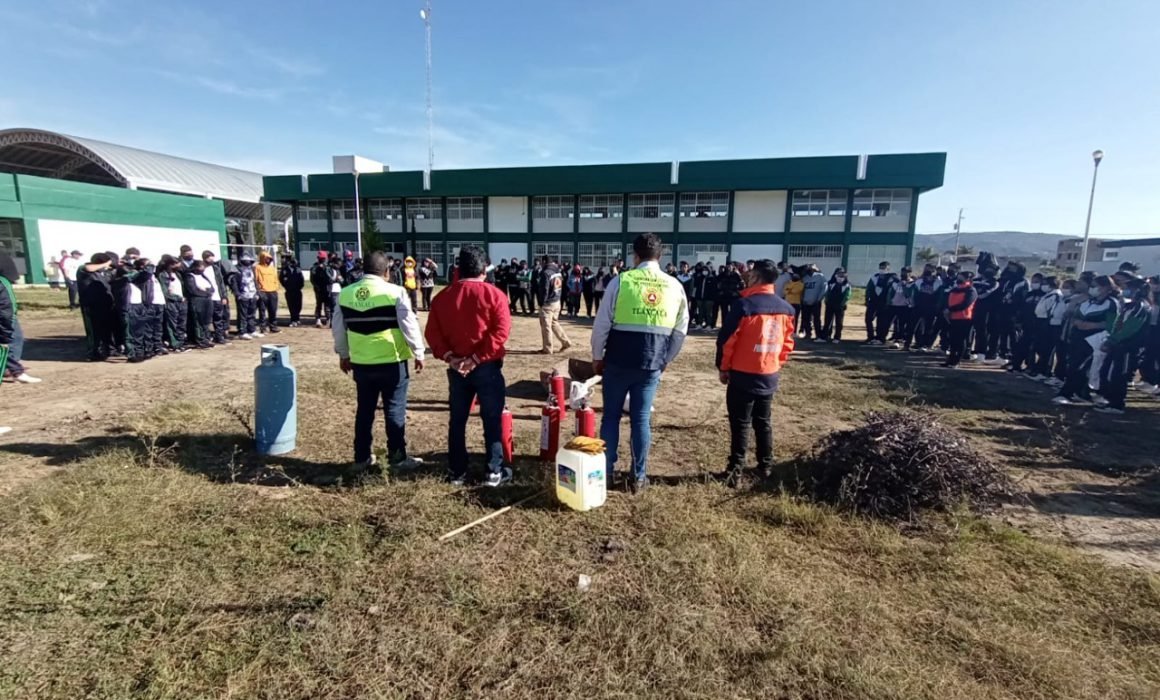 Capacita CEPC a docentes y alumnos del Cecyte sobre uso de extintores