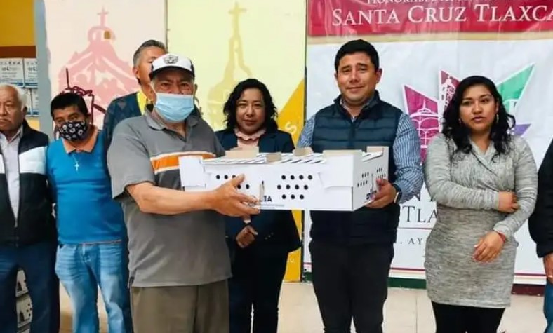 Por: Cortesía David Martínez del Razo entrega paquetes de apoyo de aves de traspatio en Santa Cruz Tlaxcala