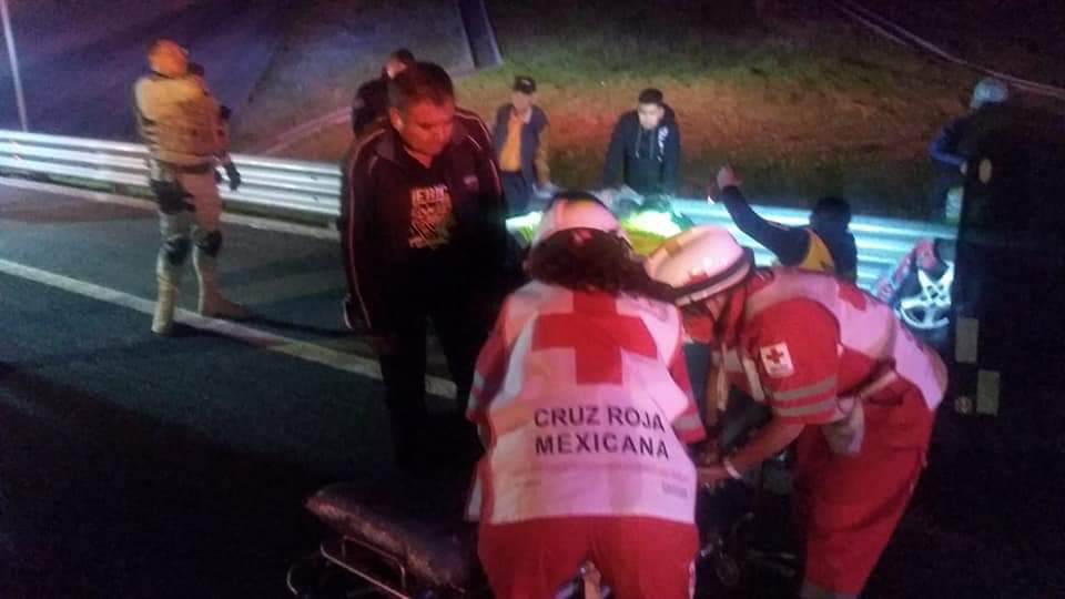 Por: Cortesía Volcadura de camioneta familiar en la México-Veracruz, deja tres lesionados