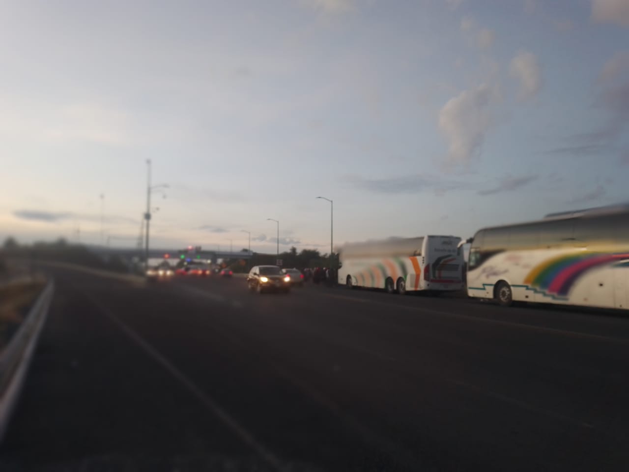 Por: Cortesía Invaden normalistas casetas de cobre en Tlaxcala