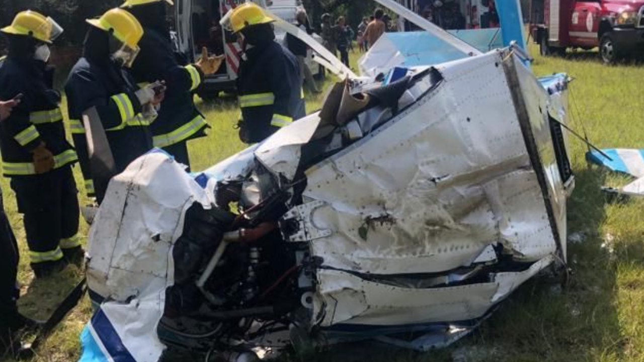 Por: Cortesía El desplome de una avioneta en Valle de Bravo dejó como saldo un muerto y tres personas lesionadas