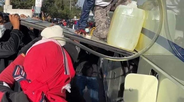 Normalistas cierran autopista Tlaxcala-Texmelucan