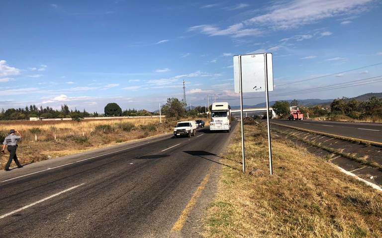 Por: Cortesía Liberan normalistas carretera, robaron autobuses, combustible y radio