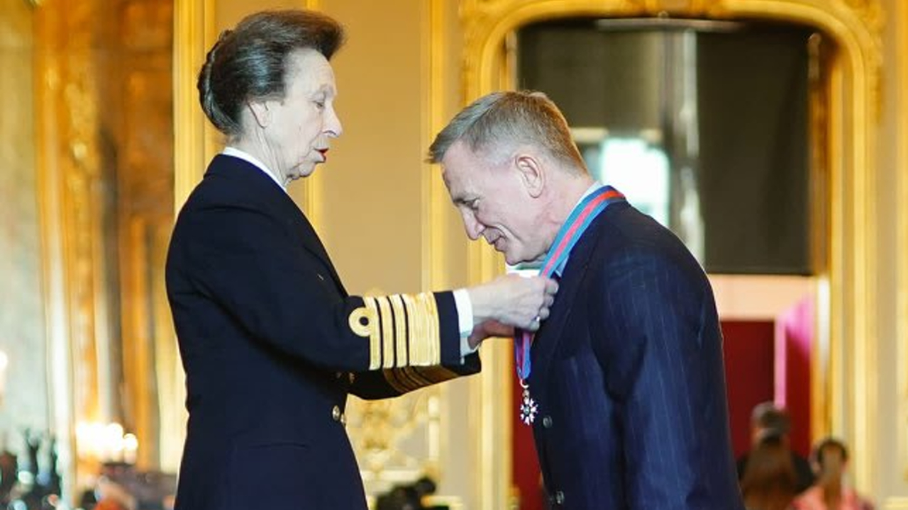Por: Cortesía La Casa Real Británica otorgó a Daniel Craig las mismas condecoraciones que el agente James Bond