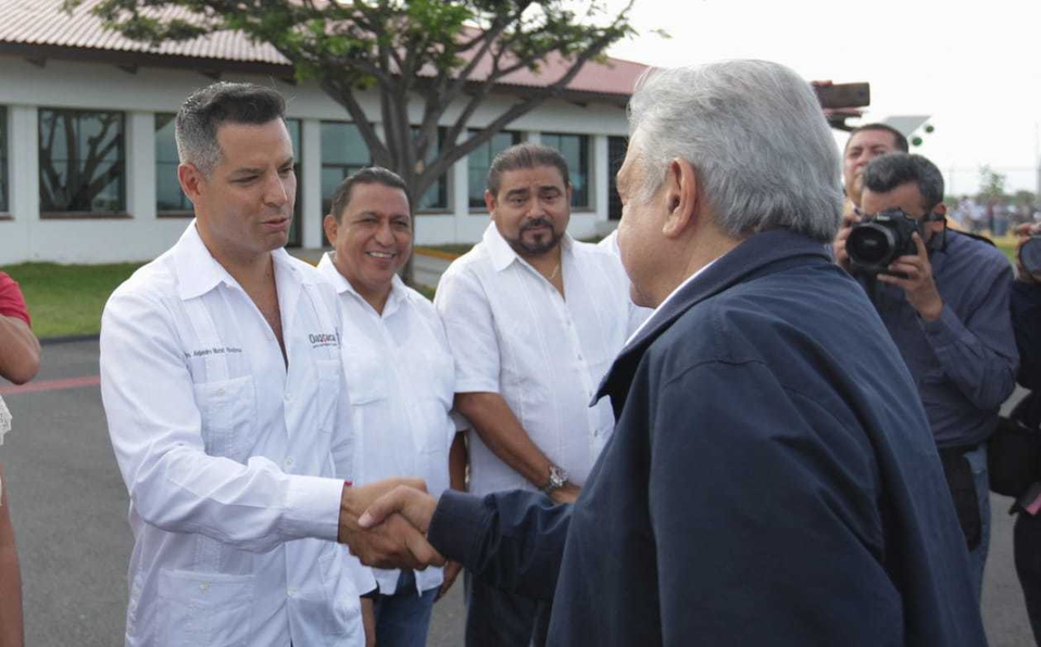Por: Cortesía AMLO y el gobernador de Oaxaca Alejandro Murat supervisan plan de apoyo a damnificados por Agatha