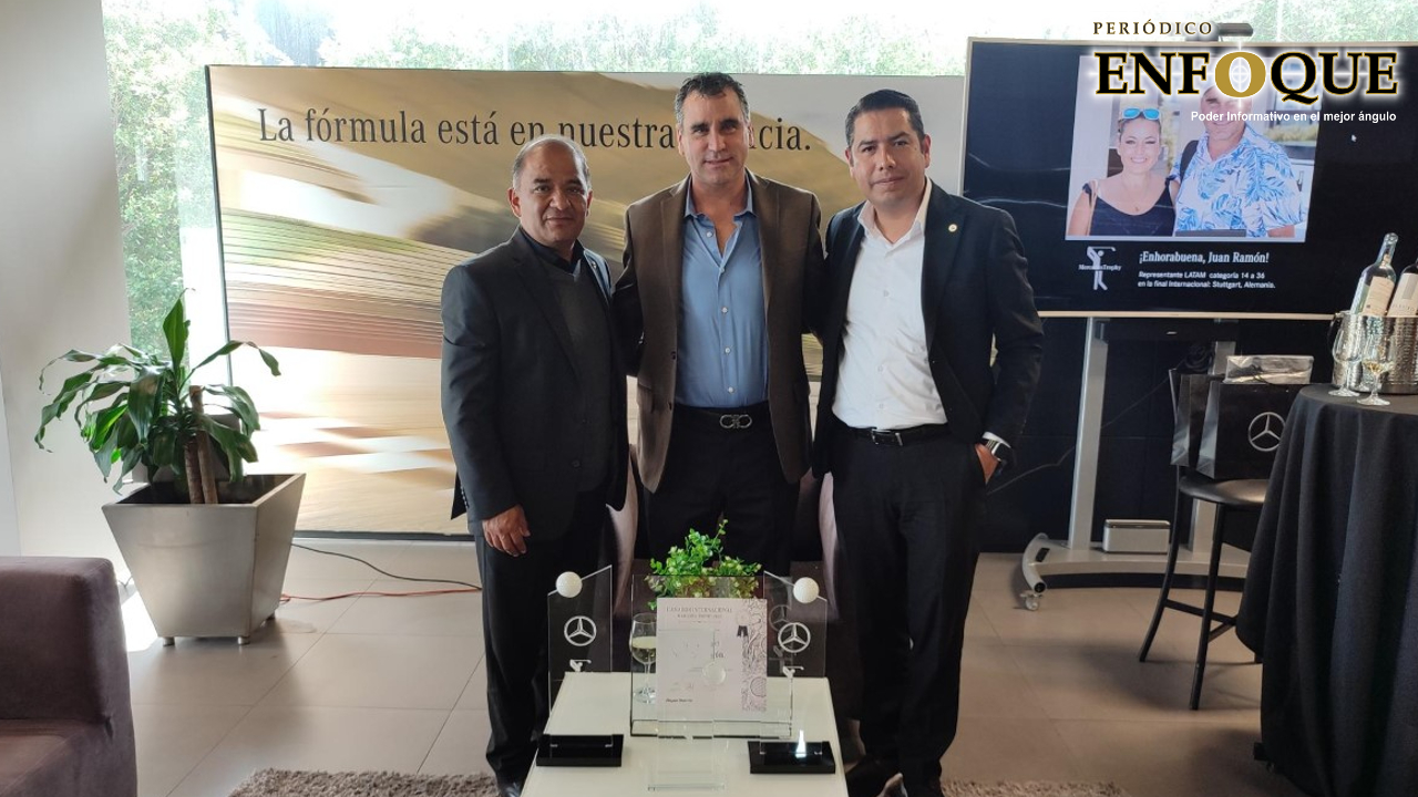 Por: Antonio Zamora Distribuidor Reyes Huerta reconoció al poblano Juan Ramón Pérez, campeón mundial del Mercedes Trophy