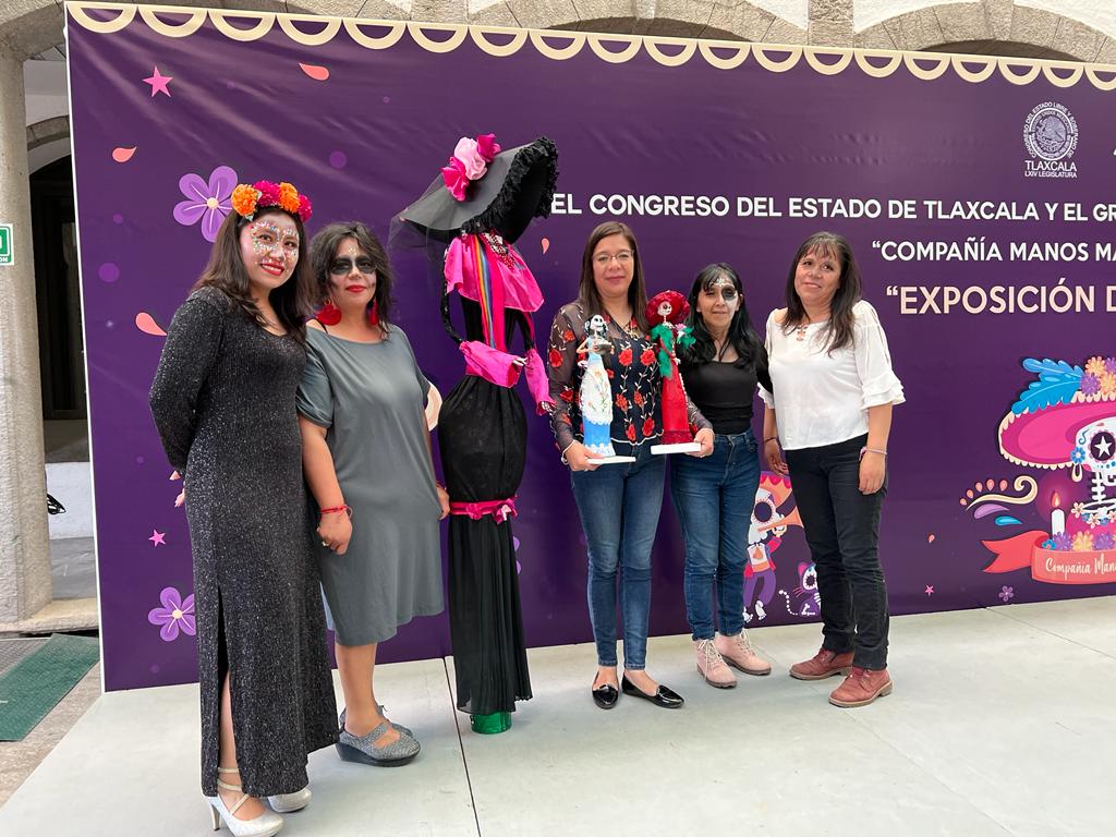 Realizan en el congreso expo-venta de catrinas elaboradas con material reciclable